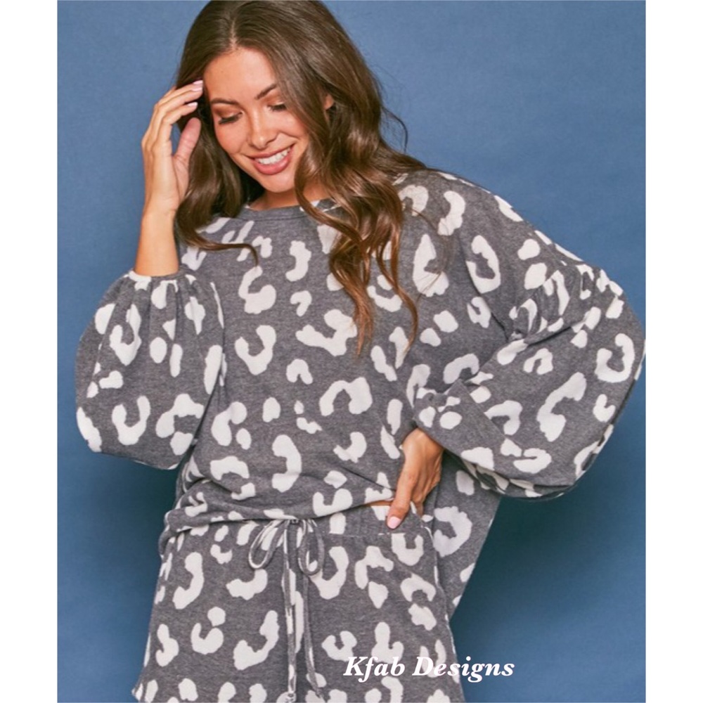 ❤️LAST 1! Softest Animal Print Knit Loose Fit Top! - Picture 6 of 12